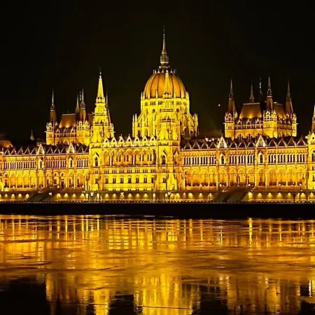 Klarahome Danube With Parliament View Budapest Exterior photo